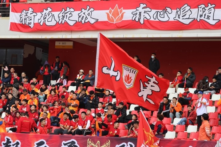 主場(chǎng)上萬(wàn)名球迷的吶喊助威，給山東體彩女足征戰女超增添了能量與動(dòng)力